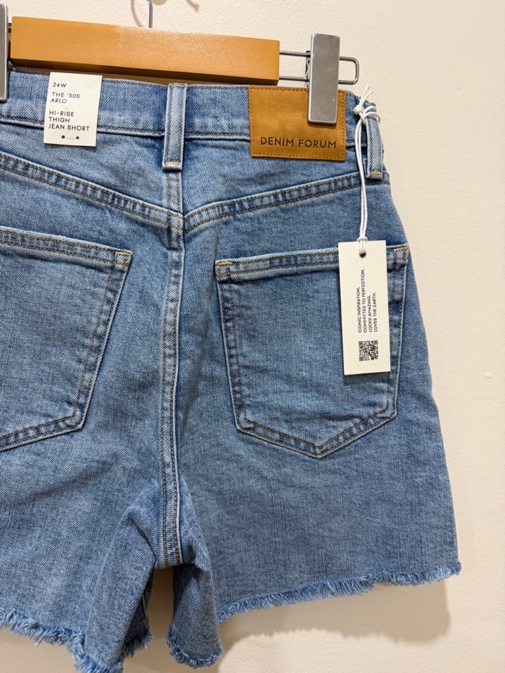 🆕 NWT Denim Forum The '50s Arlo Hi-Rise Denim Short Frayed in 7 Yrs Bleu Taboo - Picture 6 of 11